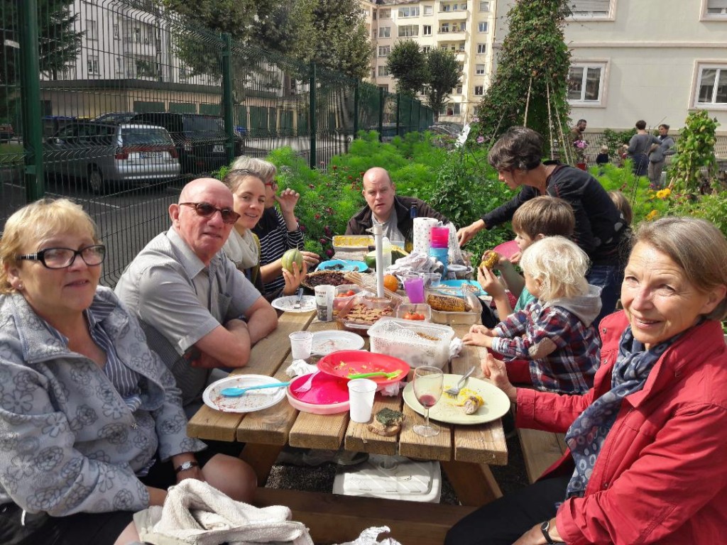 à la table de pique nique